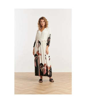 
Stap in stijl met de Smashed Lemon off white maxi jurk, perfect voor elke gelegenheid. Deze luchtige, vloeiende jurk is ontworpen met een speelse palmprint in mauve roze en bruine tinten, die de helft van de jurk siert. De jurk heeft een flatterende V-halslijn met subtiele plooien, die een elegante uitstraling creëert. De 3/4 mouwen zijn elastisch en bieden extra comfort. De loose fit maakt de jurk ideaal voor een ontspannen, modieuze look, en de bijpassende off white riem zorgt voor een verfijnde accentuering van je taille. Gemaakt van 100% rayon, biedt de jurk een luxe feel, terwijl de 100% viscose voering zorgt voor extra draagcomfort. Of je nu een zomerse brunch hebt of een avondwandeling maakt, deze maxi jurk van Smashed Lemon is je perfecte keuze voor een stijlvolle en verfijnde uitstraling. Belangrijkste kenmerken: - Vloeiende maxi jurk met palmprint in mauve roze en bruine tinten - 3/4 elastische mouwen en V-hals met plooien - Gemaakt van 100% rayon met 100% viscose voering