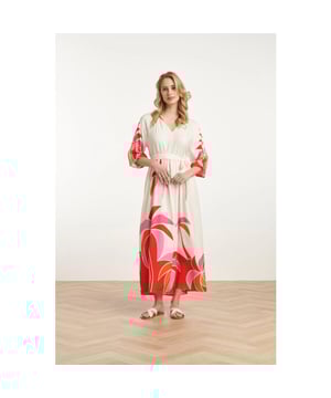 
Laat je stralen met de Smashed Lemon Off White Flowing Maxi jurk! Deze stijlvolle maxi jurk is ontworpen met een levendig palmenprint in felle rode en roze tinten die de helft van de jurk bedekken, wat zorgt voor een speelse en tropische uitstraling. De jurk heeft een v-hals met subtiele plooien voor een elegant effect en is afgewerkt met 3/4 mouwen met elastiek voor een comfortabele pasvorm. De losse snit biedt een ontspannen en luchtig gevoel, terwijl de bijpassende off white riem de taille subtiel accentueert voor een verfijnde look. Gemaakt van 100% rayon en voorzien van een 100% viscose voering, biedt deze jurk zowel stijl als comfort. Perfect voor zomerse dagen of een feestje in de avond! Belangrijkste kenmerken: - V-hals met plooien voor een vrouwelijke uitstraling - 3/4 mouwen met elastiek voor extra comfort - Loose fit met bijpassende riem voor een elegante pasvorm Voeg deze must-have jurk toe aan je collectie en geef je garderobe een tropische boost met Smashed