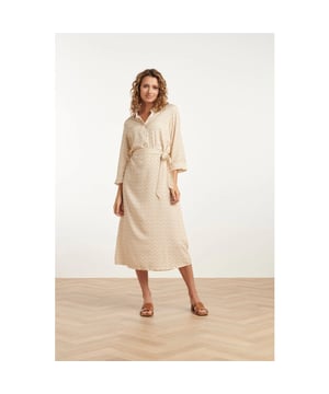 
Stap stijlvol het seizoen in met deze prachtige midi shirtjurk van Smashed Lemon. De jurk is uitgevoerd in een verfijnde zand- en off-white schelpenprint met een speelse zigzagstijl, perfect voor een zomerse en elegante uitstraling. Dankzij het vrouwelijke shirtjurk-model met knoopsluiting tot aan de snijlijn en de klassieke kraag, straalt deze jurk een tijdloze charme uit. De 3/4 mouwen met brede manchetten geven een sophisticated touch, terwijl de bijpassende ceintuur je taille prachtig accentueert voor een flatterend silhouet. Gemaakt van 100% rayon, voelt deze jurk heerlijk licht en luchtig aan op de huid, ideaal voor warme dagen of een chique dagje uit. Belangrijkste kenmerken: - Unieke schelpenprint in zand en off-white voor een zomerse uitstraling- Stijlvol en vrouwelijk shirtjurk-model met knoopsluiting en ceintuur- Gemaakt van 100% rayon, licht en ademend voor ultiem draagcomfort Draag deze Smashed Lemon midi-jurk met sandalen voor een casual look of met hakken voor een