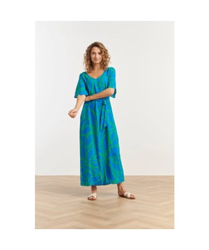 
Breng kleur in je garderobe met deze prachtige maxi jurk van Smashed Lemon. De jurk is uitgevoerd in een opvallende grafische bloemenprint in felblauw en grasgroen, perfect voor een frisse en elegante uitstraling. De flatterende V-hals en de 3/4 flared mouwen geven een stijlvolle touch, terwijl de bijpassende ceintuur je taille mooi accentueert. Gemaakt van 100% rayon, voelt deze jurk heerlijk licht en soepel aan, ideaal voor zowel casual als chique gelegenheden. Belangrijkste kenmerken:- Unieke grafische bloemenprint in felblauw en grasgroen- Comfortabele pasvorm met flatterende V-hals en 3/4 flared mouwen- Gemaakt van 100% rayon voor een luchtig en soepel draagcomfort Draag de jurk met sandalen voor een zomerse look of combineer met hakken voor een elegante avondoutfit.Specificaties :

 
 * Stijl: jurken 
 * Print: Grafisch  
 * Pasvorm: Uitlopend 
 * Lengte: maxi 
 * Model is : 175 cm tall and wears size S/36 
 * Country of Origin: Made in P.R.C. 
 * Kleur: Blauw, Groen 
 * Lining: