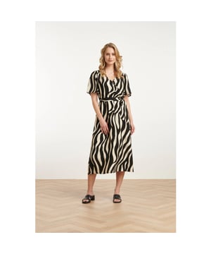 
Breng een vleugje wilde elegantie in je garderobe met de Smashed Lemon dames midi jurk, ontworpen met een verfijnde zwart en sand zebrastijl print. Deze jurk heeft een v-hals met een overlappend ontwerp tot de taille, wat zorgt voor een flatterende en speelse look. De korte mouwen geven de jurk een luchtige uitstraling, perfect voor zowel casual als meer geklede gelegenheden. Met zijn losse pasvorm biedt de jurk optimaal comfort, terwijl de bijpassende riem je taille subtiel accentueert. Gemaakt van 80% viscose, voelt deze midi jurk zacht aan op de huid en valt prachtig. Combineer deze jurk met je favoriete accessoires voor een chique, maar toch comfortabele look. Belangrijkste kenmerken: - Zwart en sand zebrastijl print voor een gedurfde uitstraling. - V-hals met overlappend ontwerp tot de taille voor een flatterende pasvorm. - Losse pasvorm en bijpassende riem voor extra stijl en comfort. Perfect voor de modebewuste vrouw die een statement wil maken! Specificaties :

  
 * Stijl: