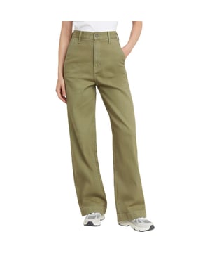 
Ontdek de perfecte blend van stijl en comfort met de G-Star Raw Deck 2.0 High Loose Chino voor dames. Deze khaki groene chino brengt een frisse uitstraling die moeiteloos te combineren is. Het gebruik van elastane en gerecycled katoen zorgt voor een zachte, maar ook stevige touch en een flexibele fit. Geniet van de hoge taille die je lichaam mooi accentueert en een flatterend silhouet creëert. Het losvallende ontwerp op de heupen en de wijde benen biedt ultieme bewegingsvrijheid. Ideaal voor zowel casual als iets meer geklede gelegenheden.