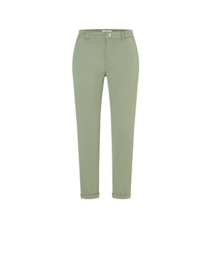
De olijf kleurige chino dames van het merk Mac Women is een perfecte aanvulling op je kledingkast. Gemaakt van 97% katoen en 3% elastaan, biedt deze broek zowel comfort als stijl. Het zachte en lichtgewicht materiaal zorgt voor een relaxte pasvorm die de hele dag door comfortabel blijft. De olijfgroene kleur is een tijdloze klassieker die gemakkelijk te combineren is met elke outfit. Of je nu een casual look wilt creëren met een t-shirt en sneakers of een chique uitstraling wilt met een blouse en hakken, deze chino broek is een veelzijdig kledingstuk dat geschikt is voor elke gelegenheid. Bestel nu en voeg deze must-have toe aan je garderobe!