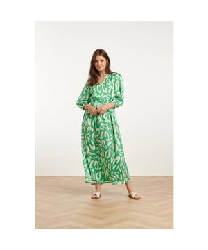 
Voeg een vleugje elegantie en flair toe aan je garderobe met de Smashed Lemon Dames Satin Maxi Jurk. Deze prachtige jurk heeft een verfijnde witte dierenprint op een groene satijnen basis, die zorgt voor een opvallende en luxe uitstraling. Het ontwerp is stijlvol met een v-vormige halslijn en subtiele plooien rondom de schouders, die het vrouwelijke silhouet accentueren. De 3/4 mouwen zijn afgewerkt met een elastische manchet, wat zorgt voor een romantisch, puffy effect. De jurk heeft een losse, comfortabele pasvorm, maar wordt compleet met een bijpassende riem die je taille prachtig benadrukt. Ideaal voor een chique avondje uit of een elegante gelegenheid. Belangrijkste kenmerken: - Elegante groene en witte dierenprint op satijn - V-vormige halslijn en 3/4 puffy mouwen met elastische manchetten - Losse pasvorm met een bijpassende riem voor extra definitie Met deze jurk ben je verzekerd van een stijlvolle en trendy look, perfect voor verschillende gelegenheden!Specificaties :

 
 *