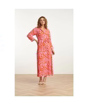 
Voeg een vleugje stijl toe aan je zomergarderobe met de Smashed Lemon Dames Summer Maxi Shirt jurk. Deze bestseller in een gedurfde roze en oranje dierenprint is het perfecte balans tussen elegantie en comfort. Het is ontworpen als een klassieke button-through shirtjurk, heeft een elegante kraag bij de halslijn, die maakt het de ideale keuze voor elke gelegenheid. De 3/4 mouwen met een echte cuff. Het semi-fitte model benadrukt de taille, terwijl de uitlopende rok een flatterende flair geeft. Dankzij de zijsplitten biedt deze jurk niet alleen extra bewegingsvrijheid, maar voegt het ook een speels element toe aan je look. Gemaakt van 100% rayon, biedt deze jurk ademend comfort en een luxe gevoel, ideaal voor de warmere maanden. Of je nu naar een strandfeest gaat of een dagje uit, de Smashed Lemon Summer Maxi Shirt jurk is een must-have. Combineer het met je favoriete sandalen of hakken voor een stralende look. Belangrijkste kenmerken: - Dierenprint in roze en oranje voor een gedurfde,