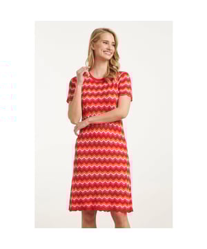
Voeg een kleurrijke touch toe aan je garderobe met de Smashed Lemon multicoloured zigzag gebreide jurk. Deze prachtige jurk is vervaardigd uit 100% viscose en heeft een opvallende zigzagstructuur in de kleuren rood, perzik, roze en wit. Het ontwerp is zowel modern als stijlvol, perfect voor de modebewuste vrouw. De jurk heeft een ronde halslijn en losse korte mouwen die zijn afgewerkt met een speelse scallop rand. De lengte van de jurk komt tot net boven de knie, wat zorgt voor een flatterende en vrouwelijke pasvorm. Deze Smashed Lemon jurk is ideaal voor zowel casual als meer geklede gelegenheden. Met zijn comfortabele pasvorm en het luchtige viscosemateriaal is deze jurk een must-have voor de komende seizoenen. Of je nu een dagje uitgaat of een avondwandeling maakt, met de Smashed Lemon zigzag jurk ben je altijd stijlvol gekleed. Belangrijkste kenmerken: - 100% viscose voor comfort en ademend vermogen - Scallop afgewerkte korte mouwen voor een speelse uitstraling - Knie-lengte voor