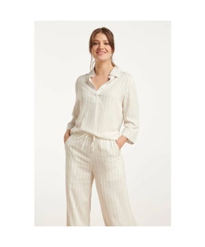 
Deze stijlvolle witte top van Smashed Lemon is een must-have voor elke modebewuste vrouw. Het ontwerp met een verfijnde pinstripe print geeft het een chique uitstraling, terwijl de V-vormige halslijn met een elegante kraag en knoopsluiting tot de borst zorgt voor een vrouwelijke touch. De losse pasvorm en de 3/4 lengte mouwen met brede manchetten bieden ultiem comfort en een casual, maar verfijnde look. Gemaakt van 70% rayon en 30% linnen, is dit topje ademend en licht van gewicht, perfect voor zowel warme zomerdagen als koelere avonden. Combineer deze top met een nette broek of een casual jeans voor een veelzijdige en modieuze outfit. Belangrijkste kenmerken: - V-hals met kraag en knoopsluiting tot de borst - Losse pasvorm met 3/4 mouwen en brede manchetten - Gemaakt van 70% rayon en 30% linnen voor ademend comfort Met dit elegante, lichte topje van Smashed Lemon voeg je een tijdloos stuk toe aan je garderobe!Specificaties :

 
 * Stijl: tops 
 * Print: Uni 
 * Pasvorm: Uitlopend 
 *