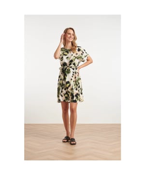 
Deze stijlvolle Smashed Lemon dames jurk in een offwhite kleur met een elegant dierenprint maakt je look compleet! De jurk heeft een ronde halslijn en korte mouwen met opgerolde manchetten, wat zorgt voor een trendy en vrouwelijke uitstraling. Het dierenprint op de offwhite achtergrond in aardetinten van legergroen en zwart zorgt voor een speelse, yet chique vibe. De jurk heeft een losse fit die heerlijk comfortabel zit en is ideaal voor zowel een casual dagje uit als een avondje uit. De bijpassende ceintuur benadrukt je taille en geeft de jurk een extra speels effect. De stof is gemaakt van 100% viscose, wat de jurk een fijne, ademende en zachte feel geeft. De lengte van de jurk komt net boven de knie, waardoor het een veelzijdig item is voor iedere gelegenheid. Voeg deze tijdloze Smashed Lemon jurk toe aan je garderobe en geniet van de perfecte combinatie van comfort en stijl! Belangrijkste kenmerken: - Dierenprint in offwhite met legergroene en zwarte vlekken - Losse fit met