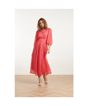 
Deze elegante maxi chiffon jurk van Smashed Lemon is de perfecte keuze voor een verfijnde uitstraling. Het adembenemende ontwerp met een rode en roze schelpprint straalt vrouwelijke charme uit, terwijl de v-vormige halslijn en de panels een flatterende pasvorm creëren. De jurk is voorzien van bedekte knopen tot aan de taille en heeft een vintage geïnspireerd paneel op de taille. Dit paneel heeft aan de achterkant smockwerk, wat zorgt voor een comfortabele stretch en een mooie, aangesloten fit. De lange, pofmouwen met elastische manchetten geven de jurk een speelse, doch elegante uitstraling. Het gevoerde ontwerp zorgt voor extra draagcomfort en maakt de jurk perfect voor elke gelegenheid. Belangrijkste kenmerken: - V-vormige halslijn met elegante panels en bedekte knopen - Vintage-stijl taille met smockwerk voor extra stretch - Lange pofmouwen met elastische manchetten voor een moderne flairSpecificaties :

 
 * Stijl: jurken 
 * Print: Grafisch  
 * Pasvorm: getailleerd 
 * Lengte: