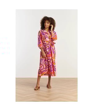 
Ga voor een opvallende en stijlvolle look met deze lange jurk van Smashed Lemon. De jurk is voorzien van een vrolijke abstracte print in de levendige kleuren rood en paars, die elke outfit een frisse en moderne uitstraling geeft. Met de losvallende pasvorm biedt de jurk comfort, terwijl het ceintuur in de taille zorgt voor een mooi vrouwelijk silhouet. Deze elegante jurk heeft driekwart mouwen en een kraag met knoopsluiting tot aan de taille, waardoor je zelf kunt bepalen hoe formeel of casual je de look maakt. Of je nu kiest voor een dagelijkse outfit of een speciale gelegenheid, deze Smashed Lemon jurk biedt veelzijdigheid en een frisse touch aan je garderobe. Kenmerken: - Vrolijke abstracte print in rood en paars voor een speelse, moderne uitstraling - Losvallend model met ceintuur voor een vrouwelijke pasvorm - Kraag met knoopsluiting tot aan de taille voor een verfijnde lookSpecificaties :

 
 * Stijl: jurken 
 * Print: Abstract 
 * Pasvorm: Losvallend 
 * Lengte: Maxi 
 * Model: