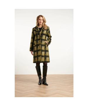 
Deze stijlvolle ruitjesjas van Smashed Lemon is een echte must-have voor het najaar. De jas is gemaakt van een zachte boucléstof en uitgevoerd in een warme camel tint met een subtiel off-white ruitpatroon. Het model valt net boven de knie en heeft een klassieke kraag met revers, wat zorgt voor een tijdloze en elegante uitstraling. Dankzij de rechte, losvallende pasvorm is deze jas ideaal om te dragen over laagjes – perfect voor frisse herfstdagen of winterse city looks. Belangrijke punten: • Bouclé jas met klassiek ruitdessin in camel en off-white voor een stijlvolle look • Net boven de knie, met kraag en revers voor een tijdloos silhouet • Losvallend model – ideaal voor laagjes en dagelijks gebruik in het najaar Verkrijgbaar in army-light green, Light blue-Off white, Camel-Off white.Specificaties :

 
 * Stijl: Jassen 
 * Print: Ruit 
 * Pasvorm: Losvallend 
 * Lengte: Tot de knie 
 * Model is: 173 cm tall and wears size S/36 
 * Country of origin: Made in P.R.C. 
 * Verkrijgbaar in