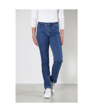 
Deze blauwe dames jeans is een regular fit spijkerbroek met stretch. Doordat deze spijkerbroek uit 70% katoen, 28% polyester, 1% viscose en 1% elastaan bestaat, draagt deze jeans erg comfortabel. De spijkerbroek is voorzien van een rechte pijp, een YKK rits en vijf zakken. Deze spijkerbroek wordt als vrijetijdskleding gebruikt. De Memphis van New Star is in meerdere kleuren verkrijgbaar.