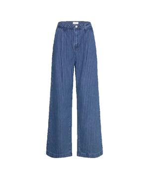 
<p>Jeans van het merk NORR. De jeans heeft een wijde pasvorm en mooie plooidetails. </p>
<ul>
<li>Stofsamenstelling: 50% organisch katoen, 50% katoen. </li>
<li>Pasvorm: valt normaal. Twijfel je over de maat? Neem contact met ons op en we helpen je graag verder! </li>
</ul>