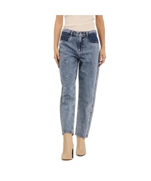 
<p><span>Relaxte jeans van het merk NORR. De jeans heeft een rechte fit en valt op enkelhoogte. Leuk color blocking effect op de kontzakken. <br></span></p>
<ul>
<li>Stofsamenstelling: 50% organisch katoen, 50% katoen</li>
<li>Pasvorm: valt normaal. Twijfel je over de maat? Neem contact met ons op en we helpen je graag verder! </li>
</ul>
<ul>
<li>
</li>
</ul>