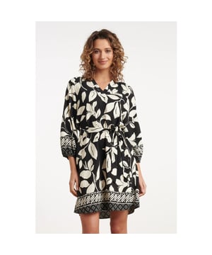 
Voeg een speelse flair toe aan je garderobe met deze prachtige korte jurk van Smashed Lemon. De jurk heeft een opvallende bladeren print, perfect voor een stijlvolle en unieke look. De losvallende pasvorm biedt optimaal comfort, terwijl het bijpassende ceintuur in de taille zorgt voor een mooi silhouet en extra accent op de taille. De jurk is ontworpen met driekwart mouwen, wat zorgt voor een elegante uitstraling die geschikt is voor zowel casual als meer formele gelegenheden. Of je nu een dagje uit gaat of een speciale gelegenheid hebt, deze Smashed Lemon jurk geeft je look gegarandeerd een retro twist met een moderne touch. Kenmerken: - Vrolijke bladeren print voor een opvallende look - Losvallend model met ceintuur voor een flatterende taille - Driekwart mouwen voor een elegante en veelzijdige stijl"Specificaties :

 
 * Stijl: jurken 
 * Print: Bladeren 
 * Pasvorm: Losvallend 
 * Lengte: Boven de knie 
 * Model: 180 cm lang en draagt maat S/125 
 * Production country: Made in