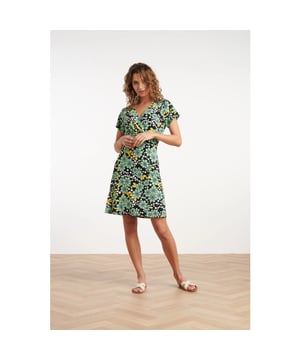 
Breng kleur en energie in je garderobe met deze prachtige korte jurk van Smashed Lemon. De jurk is ontworpen met een speelse bloemenprint in groen, wit, geel en zwart die zorgt voor een vrolijke en frisse uitstraling. De V-halslijn met overslag en de kleine plooitjes die uitlopen tot de taille geven de jurk een elegante, vrouwelijke flair. Gemaakt van zachte stretchstof, sluit de jurk perfect aan tot de taille en loopt daarna uit naar beneden voor een flatterend en comfortabel silhouet. Deze jurk is ideaal voor een zonnige dag, een feestje of een andere gelegenheid waarbij je wilt stralen. Kenmerken: - V-halslijn met overslag en plooitjes die de taille accentueren - Vrolijke bloemenprint in groen, wit, geel en zwart voor een frisse, energieke look - Zachte stretchstof die comfortabel aanvoelt en een flatterende pasvorm biedtSpecificaties :

 
 * Stijl: jurken 
 * Print: Abstract 
 * Pasvorm: getailleerd 
 * Lengte: Kort 
 * Model: 180 cm lang en draagt maat S/49 
 * Production country: