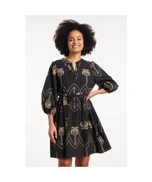 
Voeg een tropische flair toe aan je garderobe met deze stijlvolle korte jurk van Smashed Lemon. De jurk heeft een elegante V-halslijn en driekwart mouwen, waardoor hij perfect is voor zowel casual als geklede gelegenheden. Het unieke ontwerp met een geborduurde palmboom print in zand op een zwarte achtergrond geeft de jurk een exotische, moderne uitstraling. De bijpassende ceintuur in de taille accentueert je figuur en zorgt voor een getailleerd effect. Deze jurk is een must-have voor de modebewuste vrouw die op zoek is naar een statement piece met een tropische twist. Kenmerken: - V-halslijn en driekwart mouwen voor een stijlvolle, vrouwelijke look - Geborduurde palmboom print in zand op een zwarte achtergrond voor een tropische uitstraling - Bijpassend ceintuur in de taille voor een getailleerd en flatterend effectSpecificaties :

 
 * Stijl: jurken 
 * Print: Ornamental 
 * Pasvorm: getailleerd 
 * Lengte: Maxi 
 * Model: 180 cm lang en draagt maat S/41 
 * Production country: Made