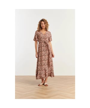 
Ontdek de ultieme combinatie van elegantie en comfort met deze lange jurk van Smashed Lemon. Deze stijlvolle jurk is voorzien van een flatterende V-halslijn met overslag, waardoor de hals en decolleté subtiel worden geaccentueerd. De korte mouwen en de abstracte print geven de jurk een speelse en moderne uitstraling, perfect voor elke gelegenheid. De jurk is getailleerd in de taille en wordt geaccentueerd met een ceintuur, wat zorgt voor een vrouwelijke pasvorm. Het overslag rokgedeelte zorgt voor een zwierige en vloeiende beweging, ideaal voor zowel casual als formele momenten. Met deze Smashed Lemon jurk ben je verzekerd van een modieuze, verfijnde look, die zowel comfortabel als stijlvol is. Kenmerken: - V-hals met overslag voor een elegante look - Ceintuur in de taille voor een vrouwelijke pasvorm - Abstracte print voor een moderne en unieke stijlSpecificaties :

 
 * Stijl: jurken 
 * Print: Grafisch  
 * Pasvorm: Getailleerd 
 * Lengte: Maxi 
 * Model: 180 cm lang en draagt maat