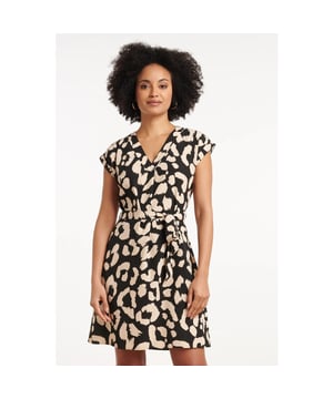 
Deze korte jurk van Smashed Lemon is een perfecte combinatie van stijl en comfort. De jurk heeft een tijdloze dierenprint in zand met een zwarte achtergrond, wat zorgt voor een elegante en speelse uitstraling. De V-halslijn voegt een verfijnde touch toe aan het ontwerp, terwijl de korte aangeknipte mouwen de jurk een frisse en vrouwelijke uitstraling geven. Het bijpassende ceintuur met lusjes in de taille accentueert je figuur voor een flatterend silhouet. Deze veelzijdige jurk is ideaal voor een casual dagje uit of een gezellige avond, waarbij je zowel stijlvol als comfortabel voor de dag komt. Kenmerken: - V-halslijn en aangeknipte korte mouwen voor een moderne, vrouwelijke look - Dierenprint in zand met een zwarte achtergrond voor een speelse, elegante uitstraling - Ceintuur met lusjes in de taille voor een getailleerde pasvorm en extra flair Specificaties :

  
 * Stijl: jurken 
 * Print: Bladeren 
 * Pasvorm: losvallend 
 * Lengte: boven de knie 
 * Model: 180 cm lang en draagt