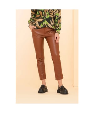 
Kleur: cognac <br>
Materiaal: 100% polyester<br>
• Fit: High rise fit<br>
• Sluiting: Gesp-ritssluiting<br>
• Zakken: Steekzakken<br>
• Broekspijpen: 7/8 cropped pu broek<br>
• Details: Lederlook<br>
• Model is 179cm lang en draagt maat S/36.