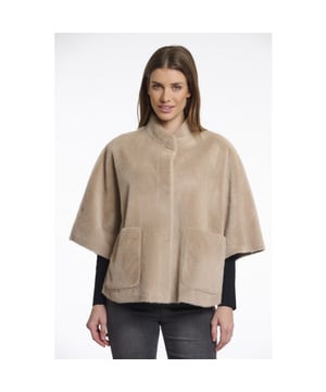 
Deze zandkleurige poncho van het populaire merk Rino en Pelle is een must-have item voor elke modieuze dame. Gemaakt van 100% polyester, biedt deze poncho niet alleen een comfortabele draagervaring, maar ook een tijdloze en stijlvolle look. Ideaal voor de herfst- en wintermaanden, is deze poncho perfect om lekker warm te blijven terwijl je er geweldig uitziet. Het zachte materiaal voelt heerlijk aan op de huid en de losse pasvorm maakt hem geschikt voor elke lichaamsvorm. Voeg deze elegante poncho toe aan je garderobe en geniet van de veelzijdigheid van dit prachtige kledingstuk. Bestel nu  en maak je outfit compleet met deze trendy poncho voor dames!