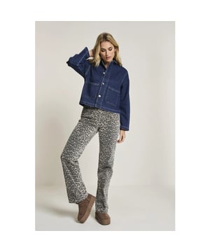
<p>Eve heeft een hoge taille. De broek zit wijd op het bovenbeen en loopt recht naar beneden.</p>
<p><strong>Pasvorm: </strong>High waist / Wide leg</p>
<p><strong>Kwaliteit: </strong>Leopard print kwaliteit is gemaakt van katoen en elastaan. Deze geweven stof bevat een luipaard print.</p>
<p><strong>Details: </strong>Eve heeft een metalen knoop en rivets. Op de achterkant van de tailleband zit een patch.</p>
<p><strong>Sluiting: </strong>Knoop- en ritssluiting.</p>
<p><strong>Zakken: </strong>5-pocket voor- en achterzakken.</p><br>Kleur: Leopard<br>
Materiaal: 98% katoen, 2% Elastaan<br>
Pasvorm: High waist / Wide leg<br>
Het model draagt maat 34<br>
Lengte 32