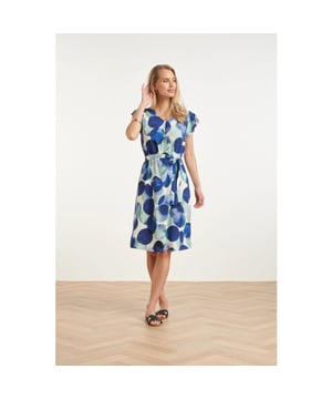 
Duik de zomer in met dit vrolijke en stijlvolle jurkje, een perfecte toevoeging aan je garderobe! Dit jurkje combineert een speelse print met een comfortabele pasvorm, ideaal voor zonnige dagen en luchtige avonden. Het jurkje is voorzien van een dynamische en levendige polkadot print in diverse blauw- en groentinten op een lichte achtergrond, wat zorgt voor een frisse en opvallende uitstraling. De elegante V-halslijn benadrukt het decolleté op een subtiele wijze, terwijl de korte mouwen zorgen voor een luchtig gevoel. De jurk heeft een strikceintuur in de taille, waarmee je het silhouet naar wens kunt aanpassen en een vrouwelijke touch kunt toevoegen. De soepele stof zorgt ervoor dat het jurkje heerlijk draagt en je de hele dag comfortabel blijft. Dit jurkje is de perfecte keuze voor een dagje uit, een zomerse lunch of een gezellige borrel. Productkenmerken: Levendige Polkadot Print: Een speels en kleurrijk patroon dat de aandacht trekt. Aanpasbare Strikceintuur: Benadrukt de taille en