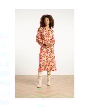 
Deze Aztec midi jurk van Smashed Lemon is een echte eyecatcher met zijn rijke print in warme tinten roze, camel en bruin. De jurk is ontworpen met een button-through sluiting tot aan de taille, een klassieke overhemdkraag en lange pofmouwen met een manchet voor een elegante afwerking. De losvallende pasvorm zorgt voor comfort en geeft de jurk een nonchalante boho-uitstraling. Perfect voor herfst- en lenteoutfits waarin je stijl en gemak wilt combineren. Belangrijke punten: • Midi jurk met Aztec print in warme tinten roze, camel en bruin • Knoopsluiting tot de taille, kraag en lange pofmouwen met manchetten • Losvallend silhouet voor een relaxte bohemian lookSpecificaties :

 
 * Stijl: Jurken 
 * Print: Aztec 
 * Pasvorm: Losvallend 
 * Lengte: Midi 
 * Model is: 173 cm tall and wears size S/36 
 * Country of origin: Made in P.R.C. 
 * Kleur: Camel-Multicolour 
 * Lining: No 
 * Fabric composition: 100%rayon ECOVERO