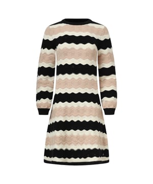 
Deze zwart-zandkleurige jurk van Smashed Lemon is een perfecte mix van comfort, stijl en modern design. Het golvende patroon geeft de jurk een speels grafisch effect, terwijl de losvallende pasvorm en de ronde hals zorgen voor een flatterend silhouet. De jurk valt tot op de knie en is afgewerkt met lange, gepofte mouwen voor een vrouwelijke touch. Gemaakt van een zachte knit met 52% viscose, wat zorgt voor een ademend en soepel draagcomfort. Belangrijke punten: - Golvend patroon in zwart en zand – stijlvol en eigentijds - Losvallend model met ronde hals voor een ontspannen, flatterende look - Lange pofmouwen geven een vrouwelijke en moderne uitstraling - Tot op de knie – ideaal voor dagelijks gebruik of casual chique gelegenheden Zacht gebreid materiaal met 52% viscose – ademend en comfortabel Verkrijgbaar in red-pink, black-sand.Specificaties :

 
 * Stijl: Gebreide Jurken 
 * Print: Golven 
 * Pasvorm: Losvallend 
 * Lengte: Tot de knie 
 * Model is: 173 cm tall and wears size S/36
