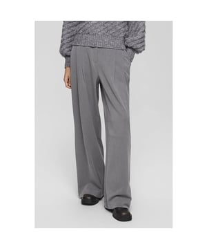 
kleur: GREY MELANGE<br>
materiaal: 50% Recycled Polyester, 33% Viscose, 13% Polyester & 4% Elastane<br>
Deze broek heeft wijde pijpen.