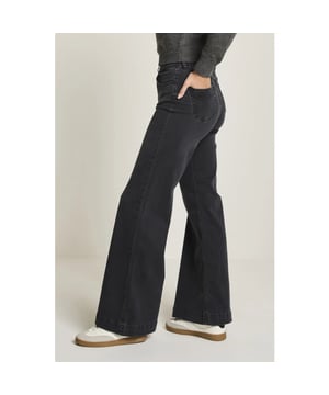 
<p>Scotty heeft een hoge taille. De broek zit aangesloten op de heup en heeft een extra breed uitlopende pijp.</p>
<p><strong>Pasvorm: </strong>High waist / Extra Wide leg</p>
<p><strong>Kwaliteit: </strong>De Daily Denims lijn van Para Mi bestaat uit diverse denim kwaliteiten en wassingen die gemaakt zijn van katoen en/of elastaan. De broeken met elastaan bevatten stretch en hebben hierdoor een hoog draagcomfort.</p>
<p><strong>Details: </strong>Scotty heeft een metalen knoop en rivets. Op de achterkant van de tailleband zit een patch.</p>
<p><strong>Sluiting: </strong>Knoop- en ritssluiting.</p>
<p><strong>Zakken: </strong>5-pocket voor- en achterzakken.</p><br>Kleur: Shadow Grey <br>
Materiaal: 93% katoen 5% T400, 2% Elastaan<br>
Pasvorm: High waist / Extra Wide leg<br>
Lengte 32 & 34