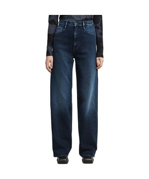 
Ontdek het ultieme comfort met de Deck 2.0 High Loose jeans van G-Star Raw. Deze donker blauwe jeans biedt een moderne pasvorm die perfect aansluit in de taille en heupen. Dankzij de hoge taille wordt je figuur prachtig geaccentueerd, terwijl de wijde broekspijpen voor een trendy uitstraling zorgen. De combinatie van elastaan, katoen en elastomultiester zorgt ervoor dat de jeans zijn vorm behoudt en toch flexibel blijft. Ervaar de vrijheid van beweging zonder concessies te doen aan stijl. Je voelt je de hele dag door zelfverzekerd in deze prachtige jeans.