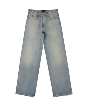 
Ervaar ongeëvenaard comfort en stijl met de Mio C Colombia jeans van Denham. Deze lichtblauwe damesjeans creëert een moeiteloze uitstraling dankzij de stoere used wassing. De relaxed fit van het model geeft je bewegingsvrijheid en zelfvertrouwen in elke stap. Door de normale taillehoogte en ritssluiting voel je je altijd comfortabel en modieus. Het zachte mengsel van elastane en katoen zorgt voor een perfecte balans tussen stretch en vormbehoud. Dankzij de royale pasvorm valt deze jeans iets groter, wat een casual uitstraling geeft. Voor een strakkere look kun je overwegen een maatje kleiner te bestellen, zodat je je altijd op je best voelt.
