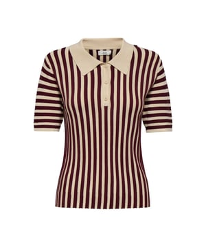 
De rode dessin kleurige polo voor dames van het merk Jacqueline de Yong is de perfecte toevoeging aan jouw garderobe. Met zijn zachte en lichtgewicht materiaal van 80% viscose en 20% nylon, biedt deze polo niet alleen een comfortabele pasvorm, maar ook een trendy look. Het rode dessin geeft de polo een speelse en opvallende uitstraling, terwijl de klassieke polo kraag en korte mouwen een tijdloze stijl behouden. Perfect voor zowel een casual als een wat meer geklede look, is deze polo een must-have item voor elke modebewuste dame. Combineer het met een jeans voor een casual dagelijkse look of met een zwarte rok voor een wat meer geklede outfit. Bestel nu deze rode dessin polo van Jacqueline de Yong en voeg stijl en comfort toe aan jouw kledingkast!