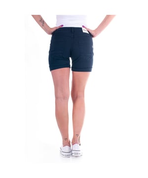 
Het bekende shortje van Please mag ook dit seizoen niet ontbreken.

Model P88, bekend om de knoopsluiting. 98% katoen 2% elastene

Normale pasvorm. Donkerblauw van kleur.