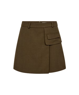 
De LunaCC Pocket Skirt van Co’Couture is een moderne interpretatie van de klassieke minirok. Deze groene rok combineert een vrouwelijke A-lijn met details zoals de speelse asymmetrische klepzak aan de voorkant. Gemaakt van een stevige, maar soepel vallende stof met een subtiele structuur.
De hoge taille en minimalistische belijning zorgen voor een flatterend silhouet dat eenvoudig te combineren is met zowel casual als geklede looks. De ritssluiting aan de achterzijde en de lusjes voor een riem maken het geheel compleet. Een must-have item dat moeiteloos een stijlvolle twist geeft aan jouw garderobe.
Stylingtip: Draag met een strakke coltrui en hoge laarzen voor een moderne, city chic look of combineer met de bijpassende Co Couture LunaCC Balloon zip jacket olijf groen voor een gave ton-sur-ton look.
Product details:

Merk: Co’Couture
Style: LunaCC Pocket Skirt
Kleur: Groen
Pasvorm: A-lijn, hoog in de taille
Lengte: Mini
Materiaal: Stevige geweven kwaliteit , 95% polyester, 5% elastaan.
Sluiting: Ritssluiting achter
Details: Asymmetrische klepzak, riemlussen, tijdloze uitstraling
