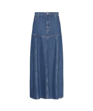 
Til je denim game naar een hoger niveau met de MSCHLaurentine Rue denim rok van MSCH Copenhagen. Gemaakt van 100% TENCEL™ modalvezels, biedt deze rok de ultieme combinatie van een klassieke jeanslook met een verrassend zachte, soepele feel. De slanke pasvorm in maxilengte accentueert je silhouet terwijl de sierlijke stiksels en de V-vormige tailleband voor een speels, vrouwelijk accent zorgen. Dankzij het lichte, ademende materiaal beweegt deze rok moeiteloos met je mee. Combineer de denim rok met een oversized trui of een getailleerd blouse voor een stijlvol contrast.
Productdetails:

Merk: MSCH Copenhagen
Model: MSCHLaurentine Rue
Kleur: Blauw
Pasvorm: Slanke pasvorm
Lengte: Maxi
Materiaal: 100% TENCEL™ modalvezels
Lengte model: 177 cm, draagt maat S
