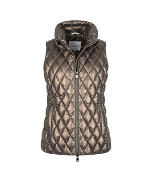 
Verhoog je winterse stijl met onze nieuwe gewatteerde bodywarmer. Met een unieke mix van verschillende quiltings is deze bodywarmer zowel trendy als functioneel. De opvouwbare kraag met blinde drukknopen voegt een vleugje elegantie toe, terwijl de windvanger de kou buiten houdt.

Blijf warm en stijlvol met een enkele paspelzak met verborgen ritsen voor al je essentiële spullen. De 2-weg ritssluiting met merkpuller zorgt voor een veilige pasvorm, terwijl de metalen logopin onder de zak een vleugje luxe toevoegt.

Houd je telefoon veilig in het binnenzakje. Blijf warm, blijf stijlvol, blijf comfortabel met onze gewatteerde bodywarmer. Shell fabric: 100% polyamide, coated with 100% polyurethan