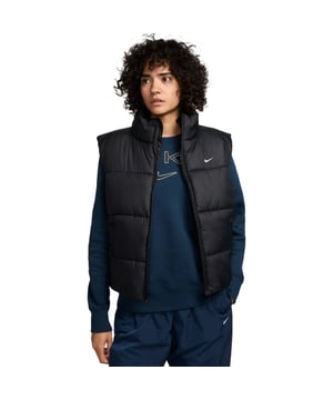 
De Nike Sportswear Classic Puffer is een Therma-FIT ruimvallende bodywarmer voor dames. Bied de winterkou het hoofd in een bodywarmer die is ontworpen om je leven wat extra warmte te geven. Hij is ruim genoeg om als laagje te dragen en heeft een synthetische vulling voor isolatie. Nike Therma-FIT technologie gebruikt je natuurlijke lichaamswarmte om je lekker warm te houden als het koud is. Bovendien helpt de waterafstotende afwerking om je droog te houden. Dus rits hem dicht, steek je handen in de zakken en ga op pad.<p></p><div><b>Hou de kou buiten </b><br>De Nike Therma-FIT technologie maakt gebruik van je natuurlijke lichaamswarmte om je lekker warm te houden als het koud is. De waterafstotende afwerking houdt je droog bij nat weer. <br> <br><b>Opbergruimte voor kleine spullen </b><br>In de zakken met drukknopen kun je je kleine spullen bij de hand houden of je koude handen opwarmen.</div><br><p></p><p></p><div><ul><li>Stijl: ruimvallende bodywarmer tot op de heup </li><li>Materialen: waterafstotend materiaal </li><li>Constructie: synthetische isolatie </li><li>Opbergruimte: steekzakken met drukknoopsluiting </li><li>Afwerking: ritssluiting en elastische zoom</li></ul></div><br><b>Materiaal:Â <br></b><div>100% polyester</div><br><p></p>