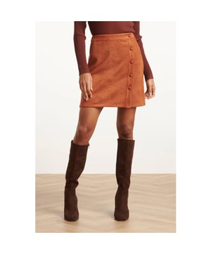 
Army groene suède rok van Smashed Lemon, ontworpen met een getailleerde pasvorm en opvallende knoopdetails aan de voorkant. Deze korte rok boven de knie accentueert het silhouet en voegt een stoere touch toe aan een vrouwelijke look. De army kleur maakt de rok veelzijdig en eenvoudig te combineren met zowel casual als zakelijke outfits. Belangrijkste kenmerken: - Army kleur voor een natuurlijke, trendy uitstraling - Getailleerde pasvorm die het silhouet flatteert - Korte lengte boven de knie voor moderne styling - Knopen aan de voorkant als stijlvol detail - Gemaakt van zacht suède materiaal Verkrijgbaar in Army green, sand, cognac.Specificaties :

 
 * Stijl: Rokken 
 * Print: Uni 
 * Pasvorm: Getailleerd 
 * Lengte: boven de knie 
 * Model is: 173 cm tall and wears size S/36 
 * Country of origin: Made in P.R.C. 
 * Verkrijgbaar in kleuren: Army, Beige, Cognac 
 * Lining: No 
 * Fabric composition: 95%Polyester 5%spandex