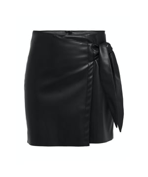 
Deze stijlvolle zwarte korte rok voor dames van het bekende merk ONLY is een must-have voor elke fashionista. Gemaakt van hoogwaardig materiaal, namelijk 100% polyester met een polyurethaan coating, is deze rok niet alleen trendy maar ook van topkwaliteit. Het zwarte kleurenschema maakt deze rok perfect voor elke gelegenheid en gemakkelijk te combineren met andere items uit je garderobe. Of je nu naar een feestje gaat of gewoon een dagje wilt shoppen, met deze ONLY rok zie je er altijd elegant en verzorgd uit. Mis deze must-have niet en voeg hem snel toe aan je kledingcollectie!