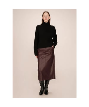 
Vrouwelijk en tijdloos chic: de SIRENE midi-rok van Grace & Mila is een echte eyecatcher voor dit seizoen. Gemaakt van soepel vegan leather in een diepe bordeauxrode tint, straalt deze rok moderne elegantie uit met een subtiele retro-twist. De vegan leather rok heeft een rechte snit, midi-lengte, ritssluiting aan de zijkant, Italiaanse steekzakken en een split aan de achterkant.
De SIRENE is volledig gevoerd voor een luxe gevoel en perfecte pasvorm. Draag hem casual met een oversized knit of kies voor een vrouwelijke look met een aansluitende top. Deze rok laat zich eindeloos combineren, van alledaags tot avondlook.
Product details:

Merk: Grace & Mila
Model: SIRENE
Kleur: Bordeauxrood
Lengte: Midi
Pasvorm: Rechte snit
Sluiting: Ritssluiting aan de zijkant
Details: Italiaanse zakken, split achteraan, volledig gevoerd
Materiaal: 55% viscose, 45% polyurethaan (vegan leather)
Wasadvies: Handwas of lage temperatuur
Maatadvies: Neem je normale maat. 
Lengte model: 172 cm, draagt maat S
