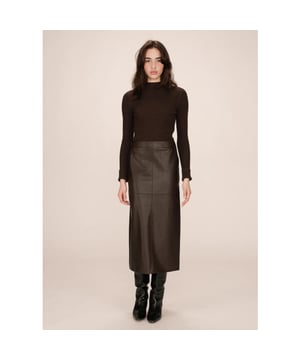 
De SIRENE midi-rok van Grace & Mila in chocoladebruin is een stijlvolle must-have voor dit seizoen. Gemaakt van soepel vegan leather in een warme chocoladetint, ademt deze rok moderne klasse met een knipoog naar retro. De rechte pasvorm en midi-lengte zorgen voor een verfijnd silhouet, terwijl de zijsplit, Italiaanse zakken en ritssluiting niet alleen praktisch zijn, maar ook bijdragen aan de strakke, doordachte afwerking.
Volledig gevoerd voor extra draagcomfort en een luxe gevoel. Stylingtip: Combineer met de SATURDAY ribtop voor een chique minimalistische uitstraling.
Product details:

Merk: Grace & Mila
Model: SIRENE
Kleur: Chocoladebruin
Lengte: Midi
Pasvorm: Rechte snit
Sluiting: Ritssluiting aan de zijkant
Details: Italiaanse steekzakken, split achter, volledig gevoerd
Materiaal: 55% viscose, 45% polyurethaan (vegan leather)
Wasadvies: Handwas of lage temperatuur
Maatadvies: Valt normaal.
Lengte model: 172 cm, draagt maat S
