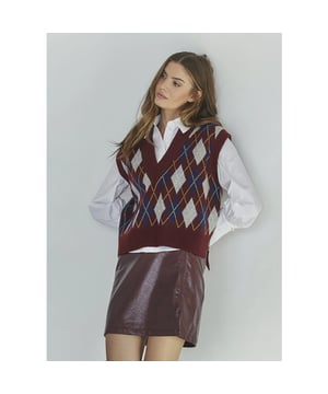 
De PosyCC Skirt van Co Couture is een opvallende korte rok gemaakt van hoogwaardig vegan leather met een glanzende lakfinish. De diepe bordeauxrode kleur geeft de rok een krachtige, vrouwelijke uitstraling met een edgy twist. Dankzij het korte model en de elastische tailleband zit de rok comfortabel. Draag hem met een eenvoudige trui of blouse combineer met de bijpassende PosyCC Jacket voor een gedurfde co-ord look die perfect is voor zowel overdag als 's avonds.
Productdetails:

Merk: Co Couture
Modelnaam: PosyCC Skirt
Stylecode: 34220
Kleur: Diep bordeauxrood
Materiaal: 55% viscose, 45% polyurethaan
Voering: 100% polyester
Pasvorm: Kort model met elastische taille
Details: Glanzende laklook, zachte voering aan de binnenkant
Sluiting: Geen zichtbare sluiting, elastische tailleband
