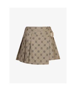 
De JOSH V Isadee dames skort in de kleur Beige Black combineert het speelse van een rokje met het comfort van een shorts. Het skortje is gemaakt van gerecycled polyester en verrijkt met een all-over jacquard geweven logopatroon. Combineer het logo skort met de Berdina blouse in Powder Blue of de Remi jacket voor een compleet damespak.
