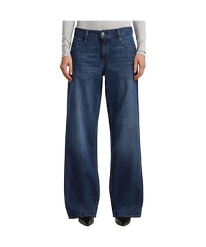 
udee Loose WMN is de perfecte jeans voor vrouwen die comfort en stijl willen combineren. Gemaakt van hoogwaardig biologisch katoen zonder stretch is deze jeans ideaal voor elk seizoen. De jeans heeft een normale lengte en een relaxte pasvorm, waardoor je er moeiteloos en trendy uitziet. De taillehoogte is normaal en het loszittende model valt iets royaler uit, waardoor je je vrij en zelfverzekerd voelt. Met zijn blauwe kleur met lichte used wassing én het iconische 5-pocket model van G-Star Raw straal je moeiteloos een casual chic uit. Het geldzakje aan de binnenkant van de band voegt een speelse touch toe aan het ontwerp. Kies voor Judee Loose WMN en ervaar de perfecte combinatie van comfort, stijl en kwaliteit. Een must-have toevoeging aan de garderobe van elke moderne vrouw.