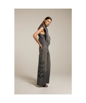 
<p>Val op met de Mid Waist Wide Leg Jeans met Grote Studs. Deze jeans zijn gemaakt van een duurzame mix van 70% biologisch katoen en 30% gerecycled katoen, en geven een moderne draai aan denim dankzij de gedurfde metalen studs en de vintage-geïnspireerde grijze wassing. De wijduitlopende pijpen en middelhoge taille zorgen voor een flatterende pasvorm met een rebelse uitstraling — ideaal voor een stijlvolle look van overdag tot ’s avonds, met een duurzaam karakter. </p><br>Mooie Mid Waist Wide Leg Jeans With Big Studs van Homage in de kleur: Vintage Grey ? voor 15u besteld, vandaag verzonden ? gratis verzendopties.