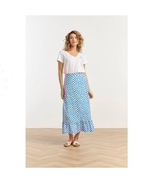
Voeg een speelse touch toe aan je zomergarderobe met de Smashed Lemon maxi rok. Deze mooie rok is ontworpen met een frisse witte basis en opvallende cobalt blauwe polkadots, waardoor hij perfect is voor warme zomerdagen. De rok heeft een flat waistband aan de voorkant, wat zorgt voor een strakke pasvorm, en is elastisch aan de achterkant voor extra comfort en flexibiliteit. Het ontwerp heeft een vrouwelijke vorm met een speelse cutline aan de onderkant die zorgt voor een frivole franje. Gemaakt van 80% viscose, voelt de stof heerlijk zacht en luchtig aan op je huid. Perfect te combineren met een lichte top of blouse voor een elegante en toch casual look. Belangrijkste kenmerken: - Flat waistband aan de voorkant en elastische achterkant voor een comfortabele pasvorm. - Vrouwelijke cutline aan de onderkant met een speelse franje. - Gemaakt van 80% viscose voor een zachte en ademende stof. Breng de zomer in stijl met de Smashed Lemon maxi rok!Specificaties :

 
 * Stijl: rokken 
 * Print: