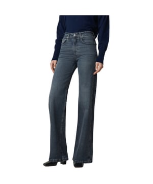 
Ontdek de perfecte balans tussen comfort en stijl met de Rosalia Vintage Stone jeans van Lois. Deze spijkerbroek in een prachtig blauwe tint biedt een unieke vintage uitstraling die opvalt. De normale lengte en pasvorm maken het een veelzijdige aanvulling op elke garderobe. Met zijn hoge taille biedt deze broek niet alleen een perfecte pasvorm, maar ook een elegante, vrouwelijke uitstraling. Het elastane en katoen mengsel zorgt voor een zachte, soepele ervaring bij elke stap. Geniet van een flatterend silhouet dat mooi aansluit op de heupen en losjes om de benen valt. De authentieke Lois-details, zoals lederen labels en stalen rivets, geven deze jeans een onmiskenbare flair. Voeg een vleugje tijdloze klasse toe aan je dagelijkse look met deze onweerstaanbare broek.