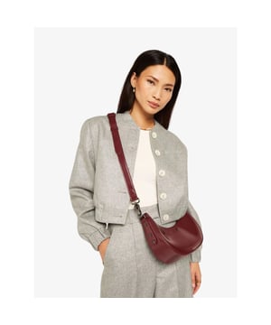 
De Josh V Fabienne dames bomberjas in de kleur Grey Silver is een mix van wol, gerecycled polyester en lurex. De schoudervullingen en elastische boorden aan de mouwen en onderzijde van het jasje creÃ«ren een stoere, edgy look. De Josh V branded knopen maken de grijze bomberjas helemaal af. Ga voor het complete pak en combineer de bomberjas met de bijpassende Ellen rok of Jagger broek. Maar ook draag je dit jasje perfect in combinatie met een jeans of andere broek.

